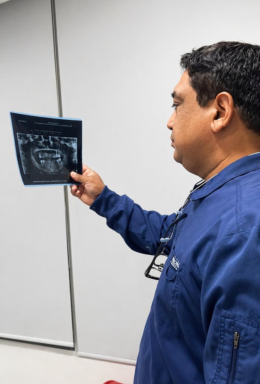 Dr. Raúl Villafañe revisando radiografía panorámica